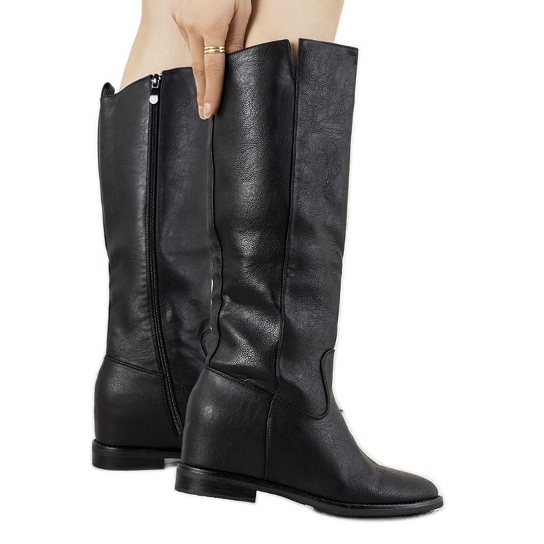 Schwarze Stiefel auf dem Rosamonde-Wedge