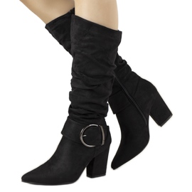 Schwarze Stiefel auf dem Beriepfosten