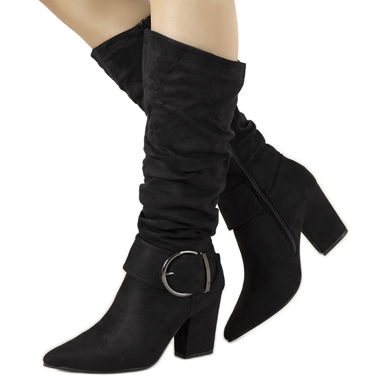 Schwarze Stiefel auf dem Beriepfosten