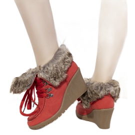 Rote Keilstiefel mit Callas-Fell