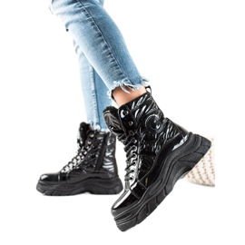 Schwarze Stiefel auf der VINCEZA-Plattform