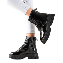 Sergio Todzi Schwarze Trapper auf der Plattform