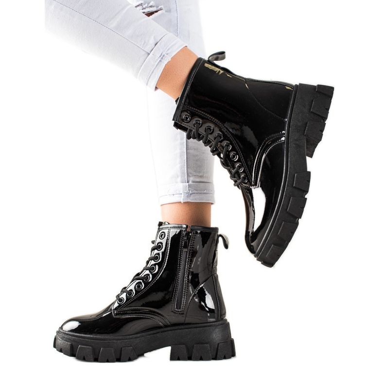 Sergio Todzi Schwarze Trapper auf der Plattform