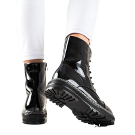 Modische Lackstiefel schwarz