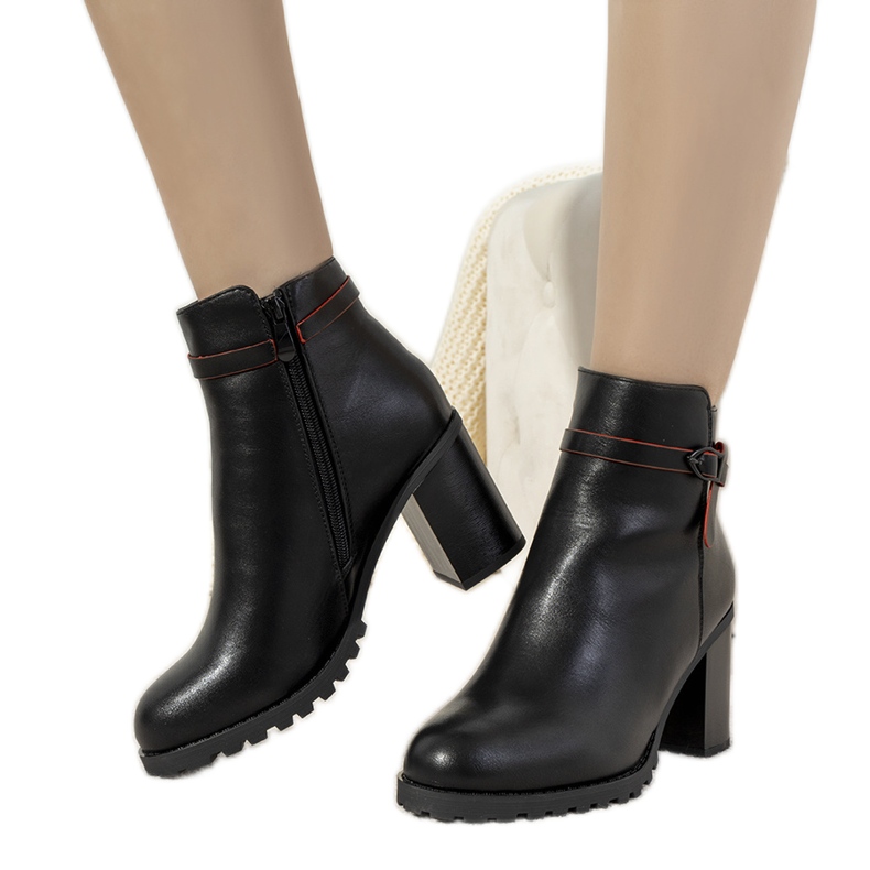 Schwarze isolierte Stiefel am Murray-Pfosten