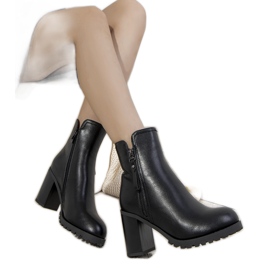 Schwarze isolierte Stiefel am Karen-Pfosten