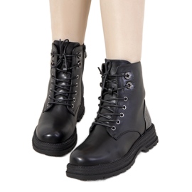 Schwarze isolierte Stiefel auf einer hohen Dora-Sohle