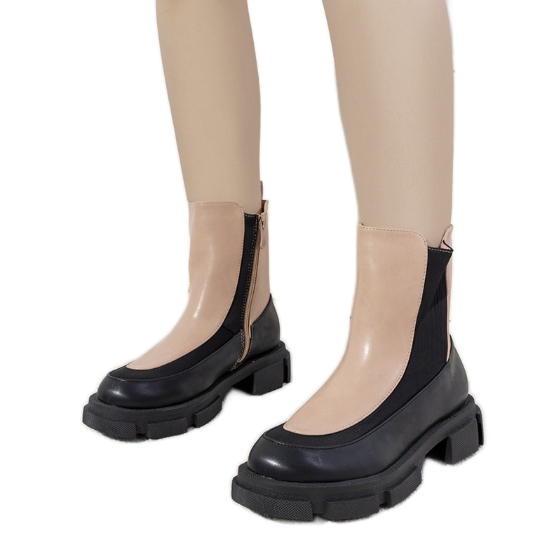 Schwarze und pinke Stiefel auf einer dicken Lynne-Sohle beige rosa