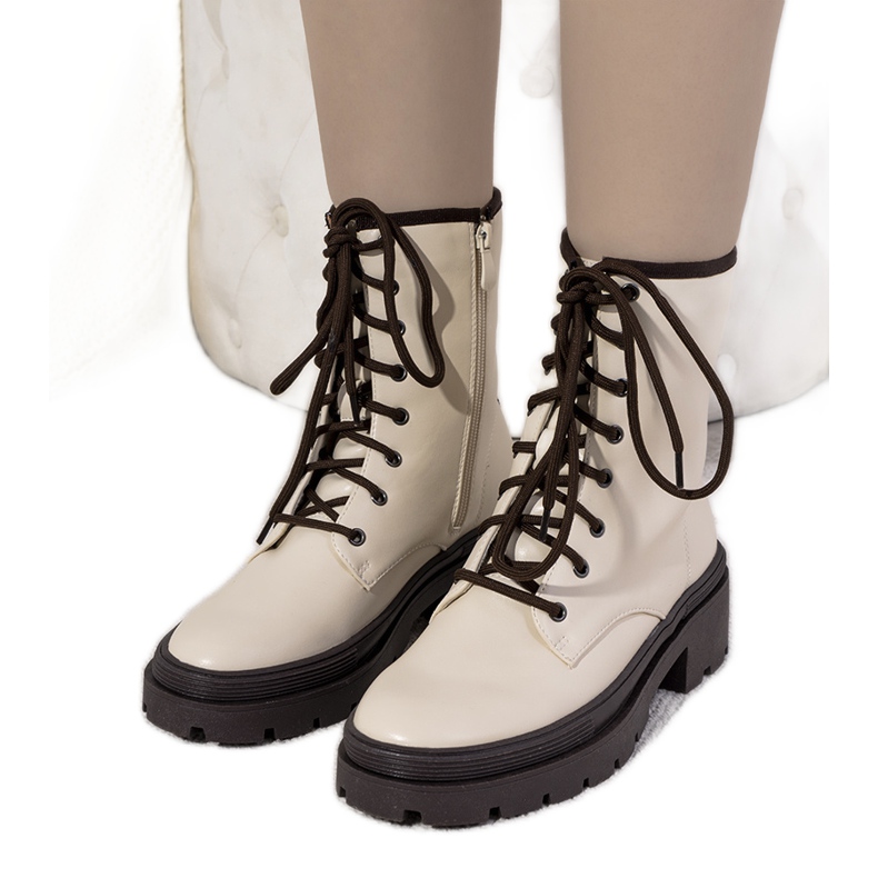 Beige isolierte Stiefel auf einer dicken Dena-Sohle