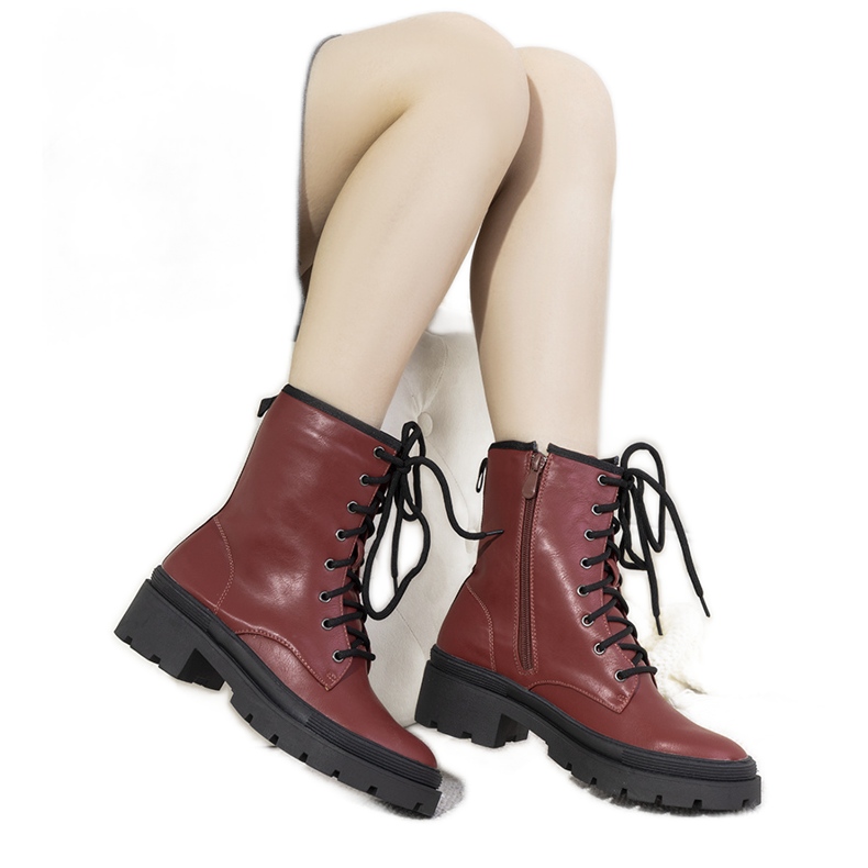 Isolierte Stiefel auf einer dicken Dena-Sohle braun