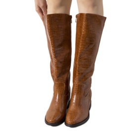 Braune Stiefel im Daoust Krokodilledermuster