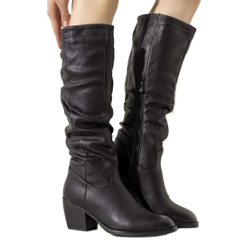 Schwarze Stiefel auf dem Landry-Pfosten