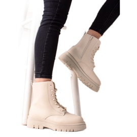 TRENDI Klassische beige Trapper auf der Plattform