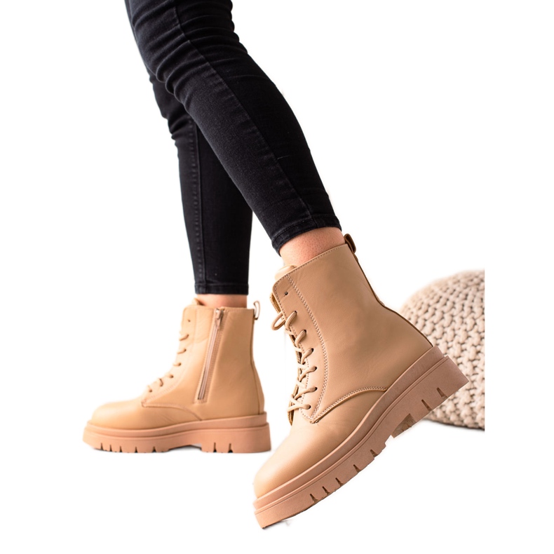 TRENDI Klassische braune Wanderschuhe auf der Plattform beige