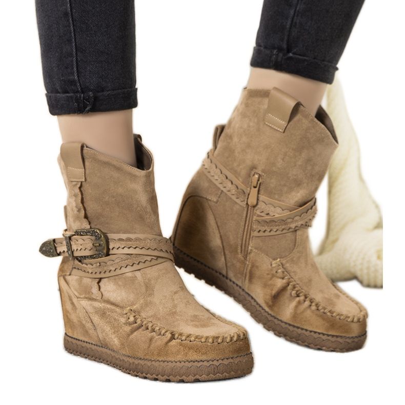 Beige isolierte Damenstiefel im Stil von Boho Hanson