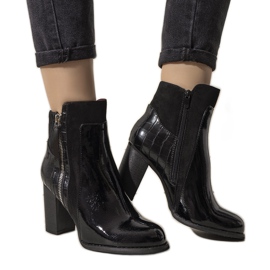 Schwarze isolierte Stiefel am Witterpfosten