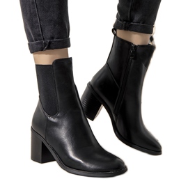 Schwarze isolierte Stiefel am Michelle-Pfosten