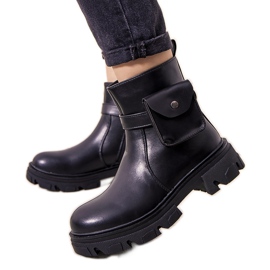 Schwarze isolierte Stiefel mit einem Millikin-Beutel