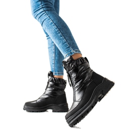 Weide Schwarze Schneestiefel auf dem Slider