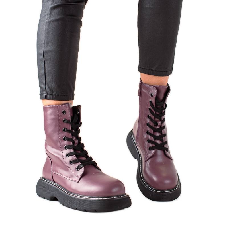 TRENDI Violette Arbeiter auf der Plattform