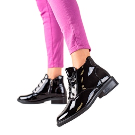 TRENDI Lackierte schwarze Stiefel