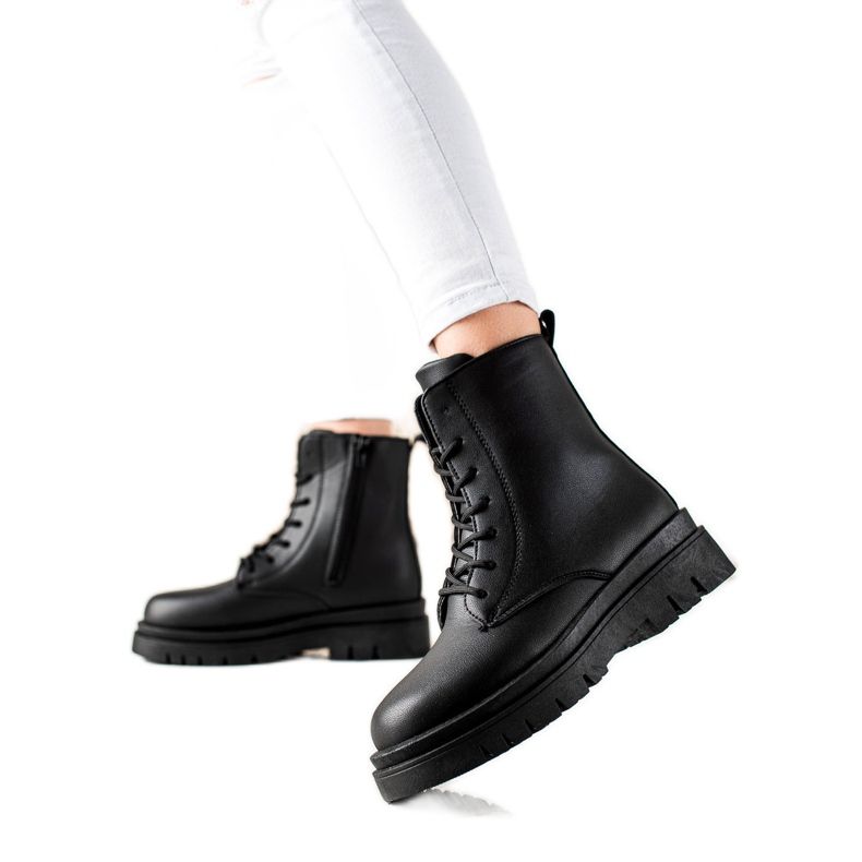 TRENDI Klassische schwarze Trapper auf der Plattform