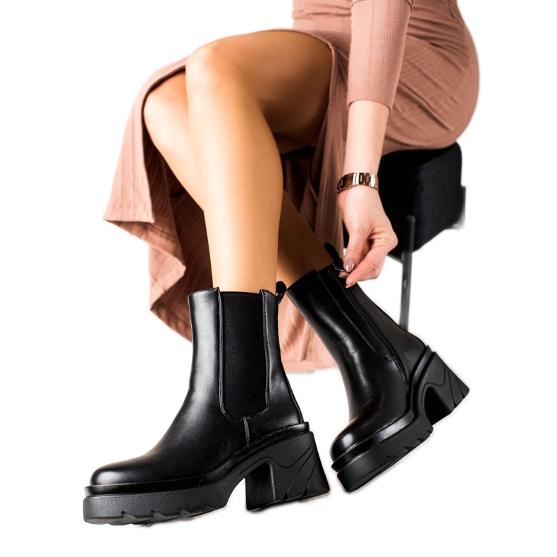 TRENDI Stiefel auf beige Plattform schwarz