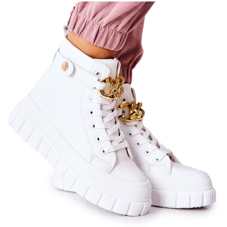 Hohe Sneakers auf der weißen Standies-Plattform golden