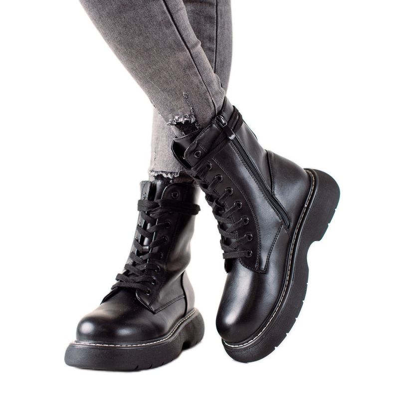 TRENDI Schwarze Taschen auf dem Bahnsteig