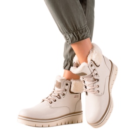 Goodin Trapper auf der Plattform beige