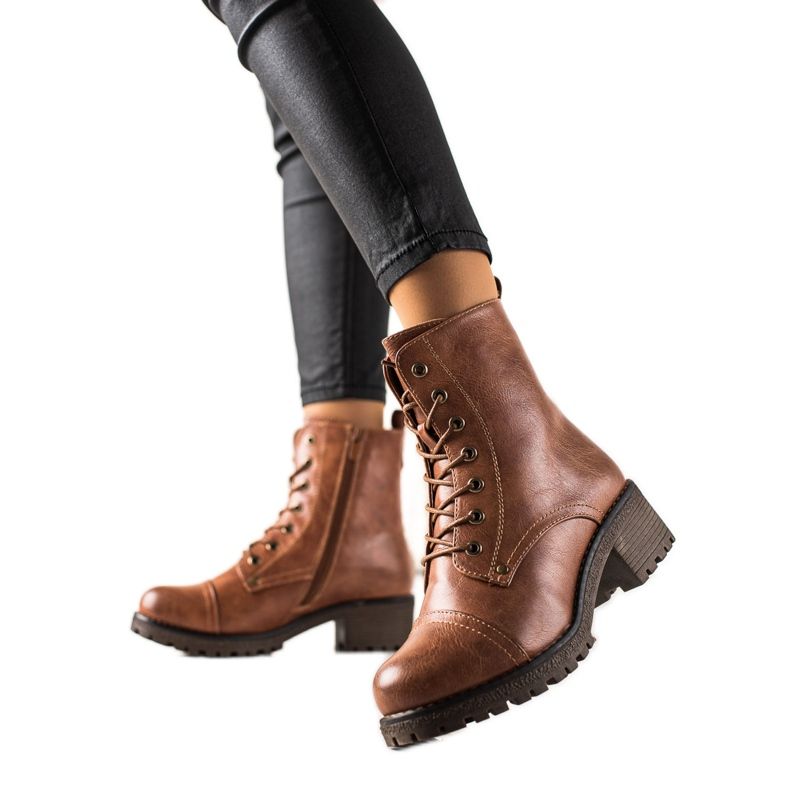 TRENDI Stiefel mit flachem Absatz braun