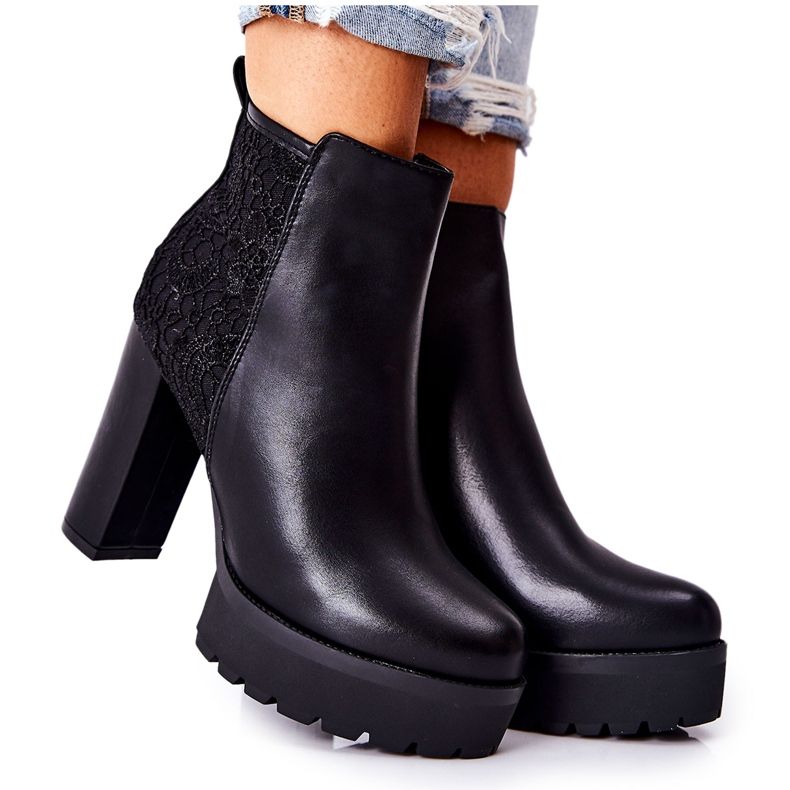 PS1 Hohe Lederstiefel auf einem schwarzen Diomice-Pfosten