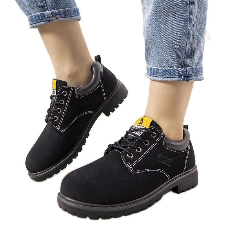 Schwarze Schuhe auf einer dicken Pelland-Sohle