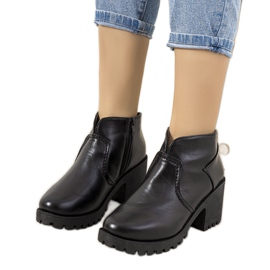 Schwarze isolierte Stiefel am Sennet-Pfosten