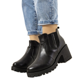 Schwarze isolierte Stiefel am Bevis-Pfosten