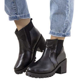 Schwarze isolierte Stiefel am Ruel-Pfosten