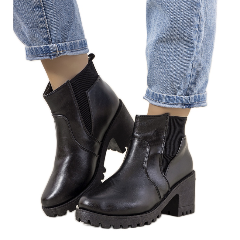 Schwarze isolierte Stiefel am Ruel-Pfosten