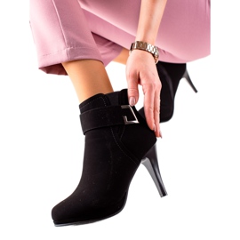 Camo Schwarze Stiefel auf einem hohen Absatz