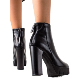 Camo Stiefel auf High Heels und Paltform schwarz