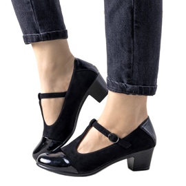 Schwarze Pumps an einer Säule mit lackierter Dessertzehe