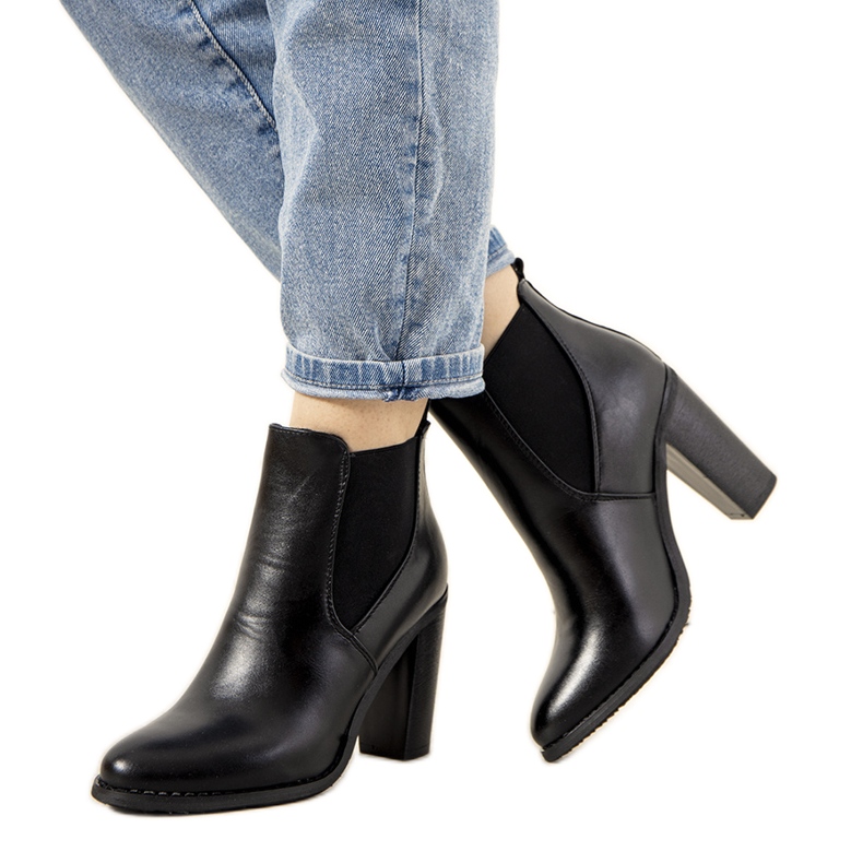 Schwarze isolierte Stiefel am Castro-Pfosten