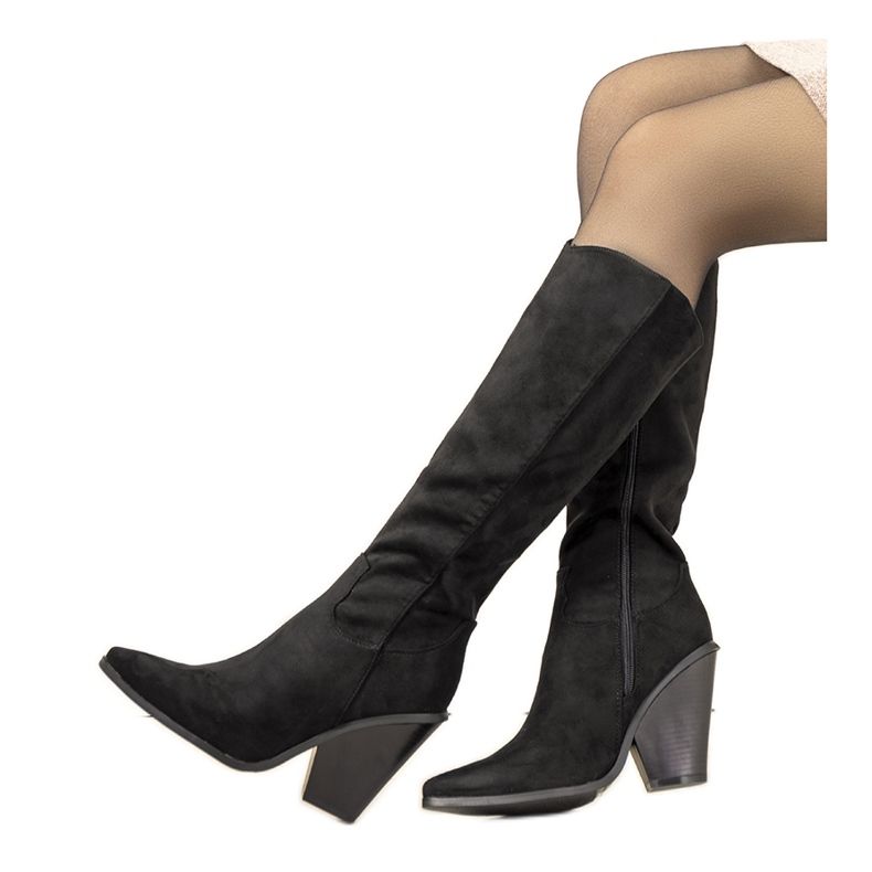 Schwarze Reitstiefel auf dem Natascia-Pfosten