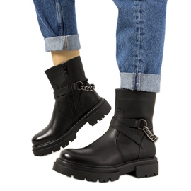 Schwarze isolierte Stiefel mit Porta-Kette