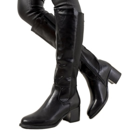 Schwarze Stiefel am isolierten Jurado-Pfosten