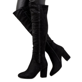 Schwarze Stiefel am isolierten Menas-Pfosten