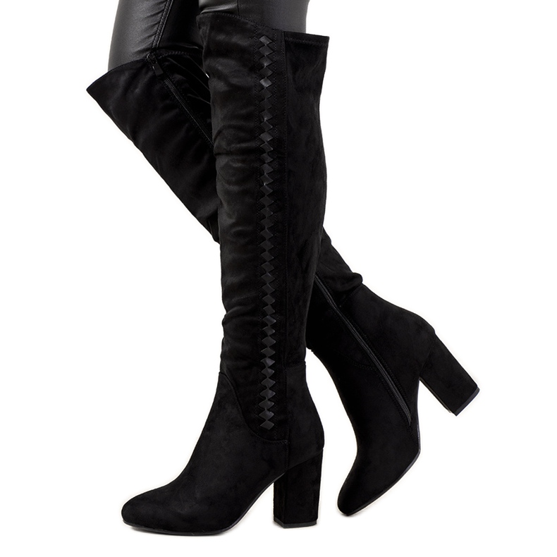 Schwarze Stiefel am isolierten Menas-Pfosten