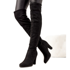 Schwarze Stiefel auf dem Pfosten von isoliertem Licurgo