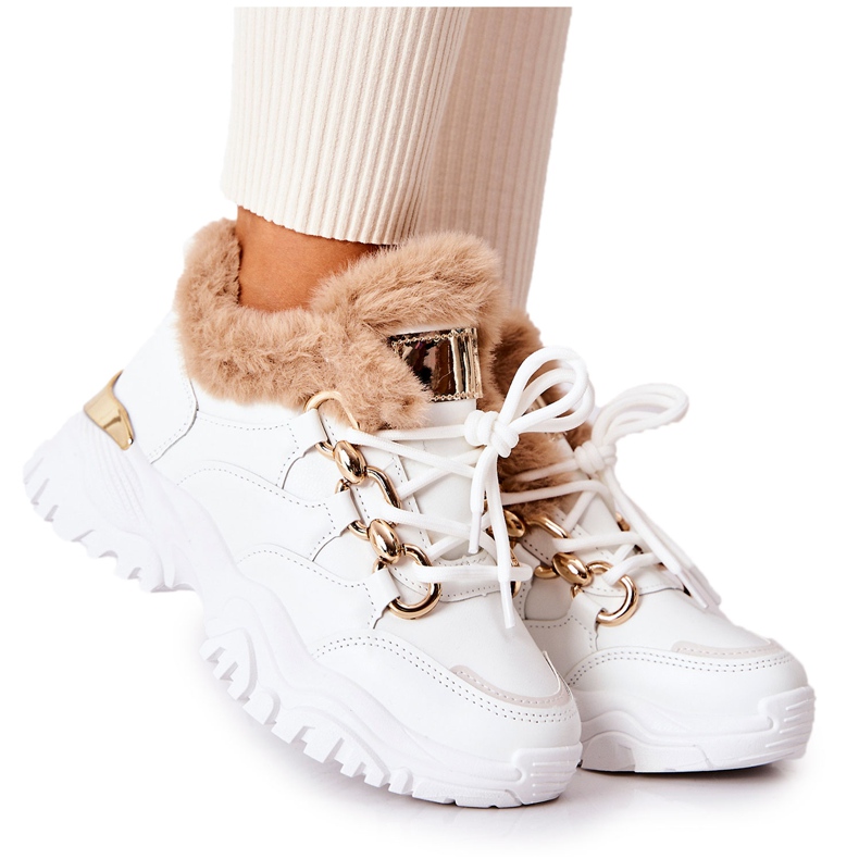 PM1 Weiße, isolierte Sportschuhe aus glänzendem Leder