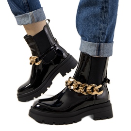 Schwarze Lackstiefelette mit Tapia-Kette