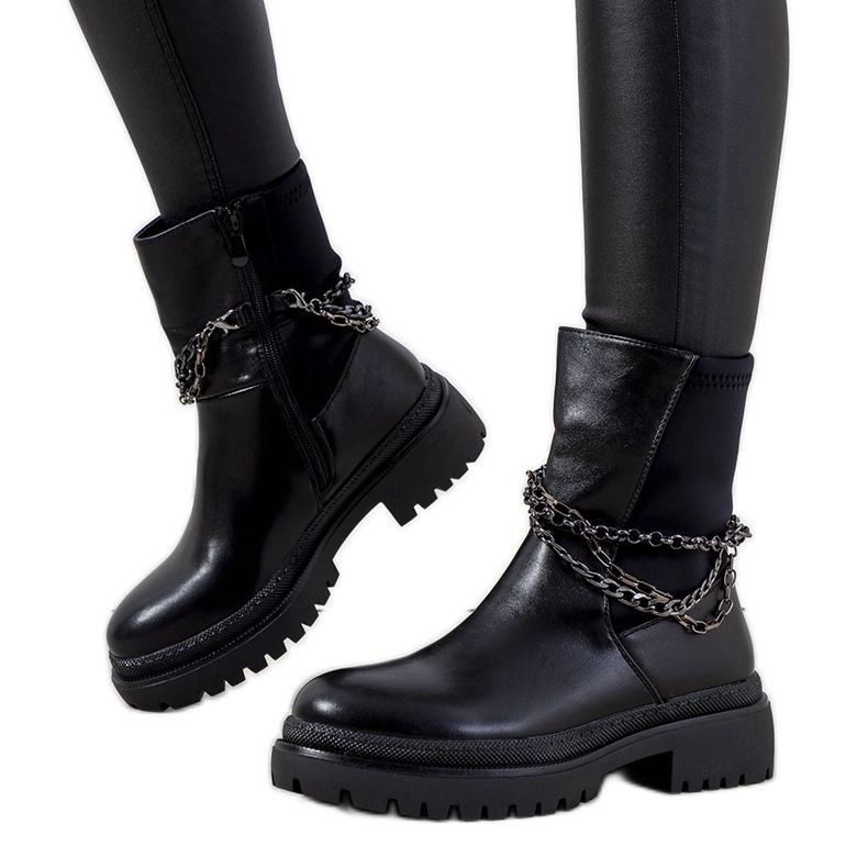 Schwarze isolierte Stiefel mit Mora-Ketten